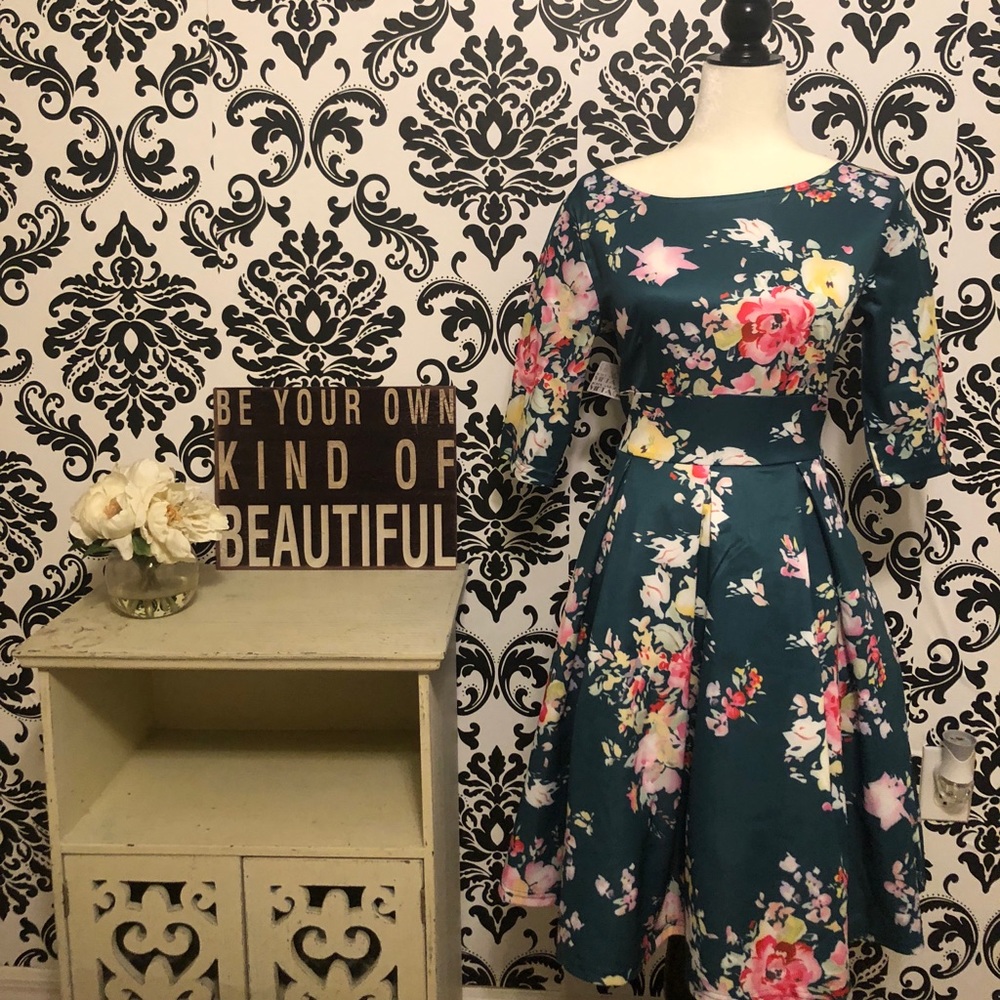 Vintage-style floral dress🌺